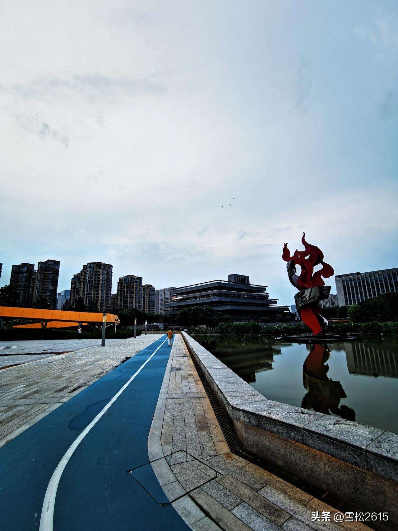 散步随拍城市风景。

昨天傍晚时分，漫步在大东江公园，天色还透着灰白，城市的彩灯