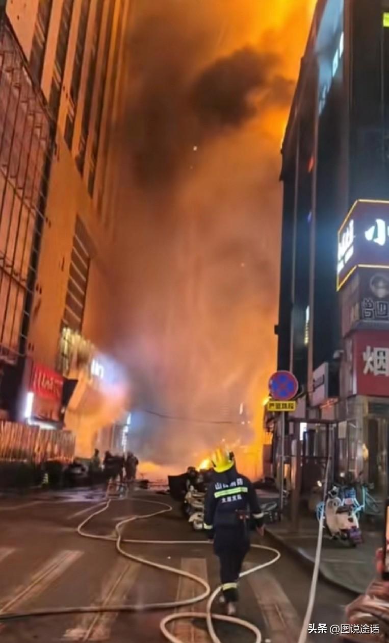 惊险一幕！高层建筑失火致24人受伤送医！事发山西太原。据媒体报道，3月28日晚，