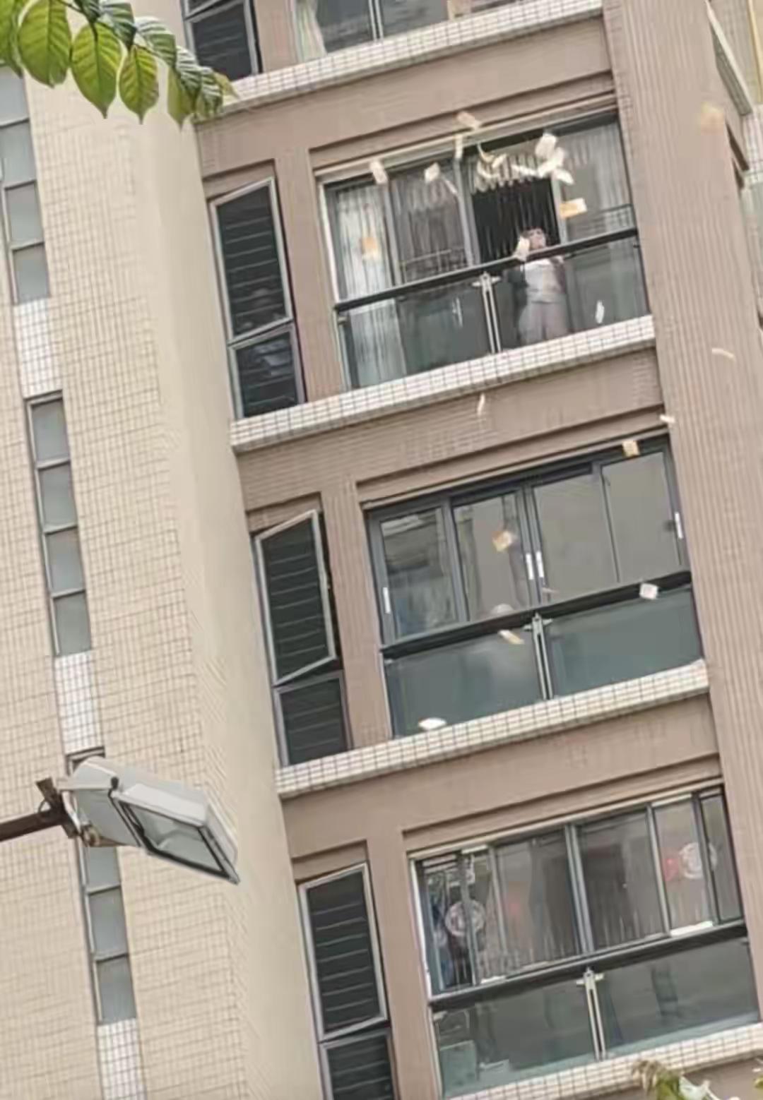 天降横财？广东汕头一小区竟下起了“港币雨”！

4月14日，广东汕头一小区，一大