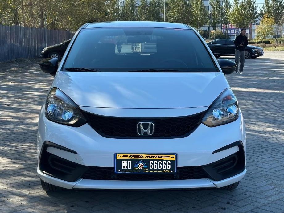 刚拿驾照的朋友开车最大的困难就是盲区掌握不好。飞度这台小车刚好适合日常代步练手。