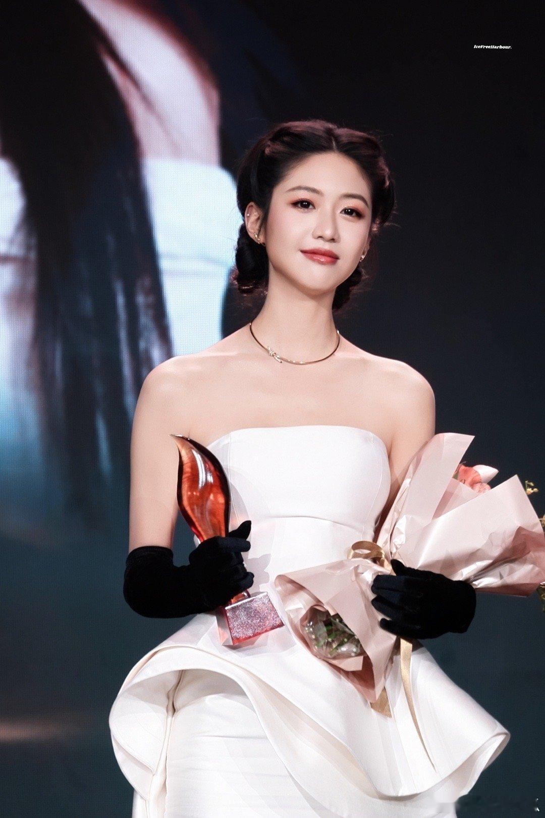 周奇向涵之一起回家美女专注事业吧 