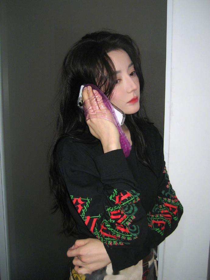 🆘啊迪丽热巴最新营业照，手机壳怎么是粉色水晶拖鞋和铁楸啊，就问是谁买的！！！！