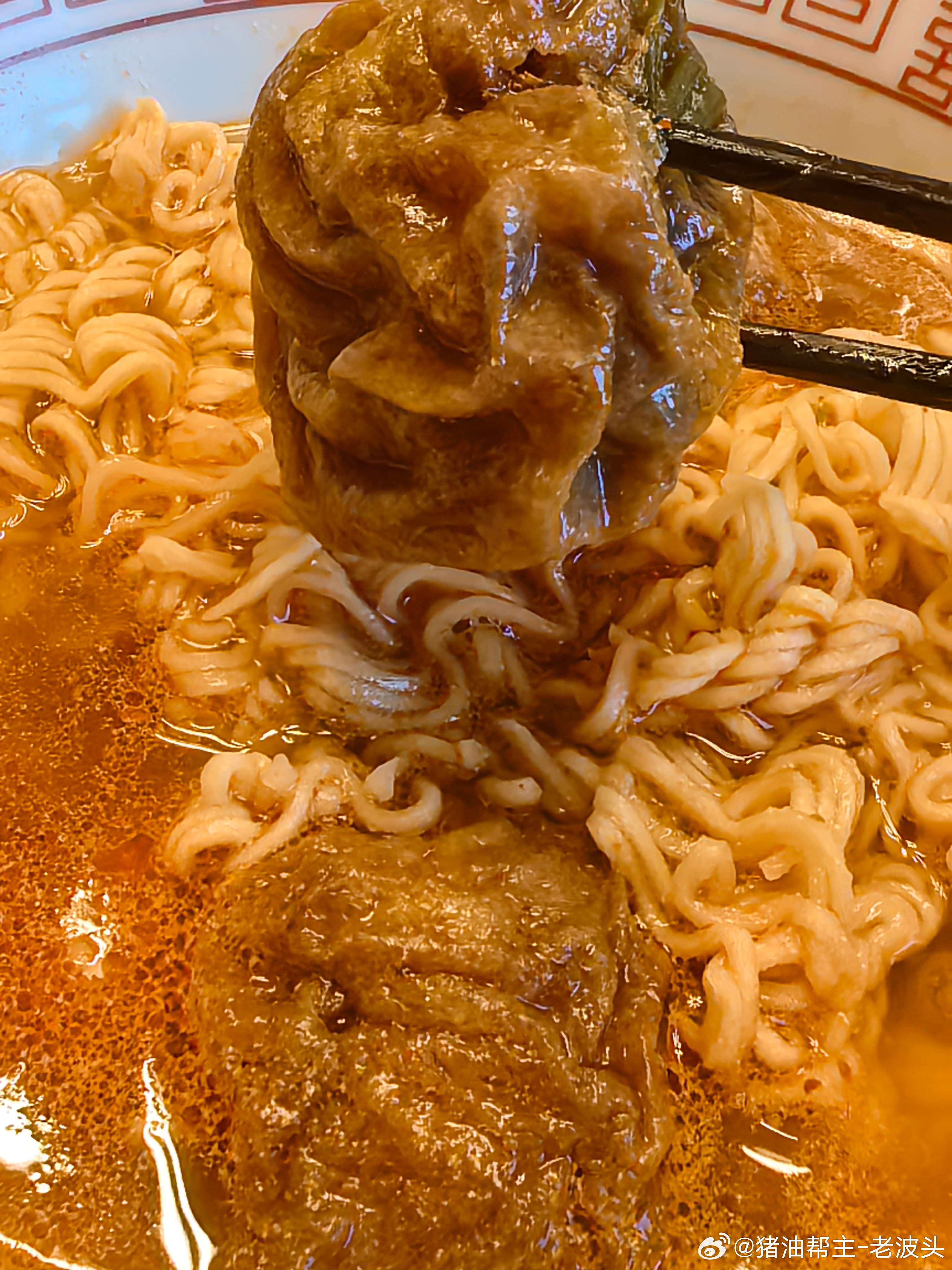 用一碗油面筋塞肉汤面，放自己一马，放大家一马。有道是，英格兰1比2阿根廷，惊醒梦