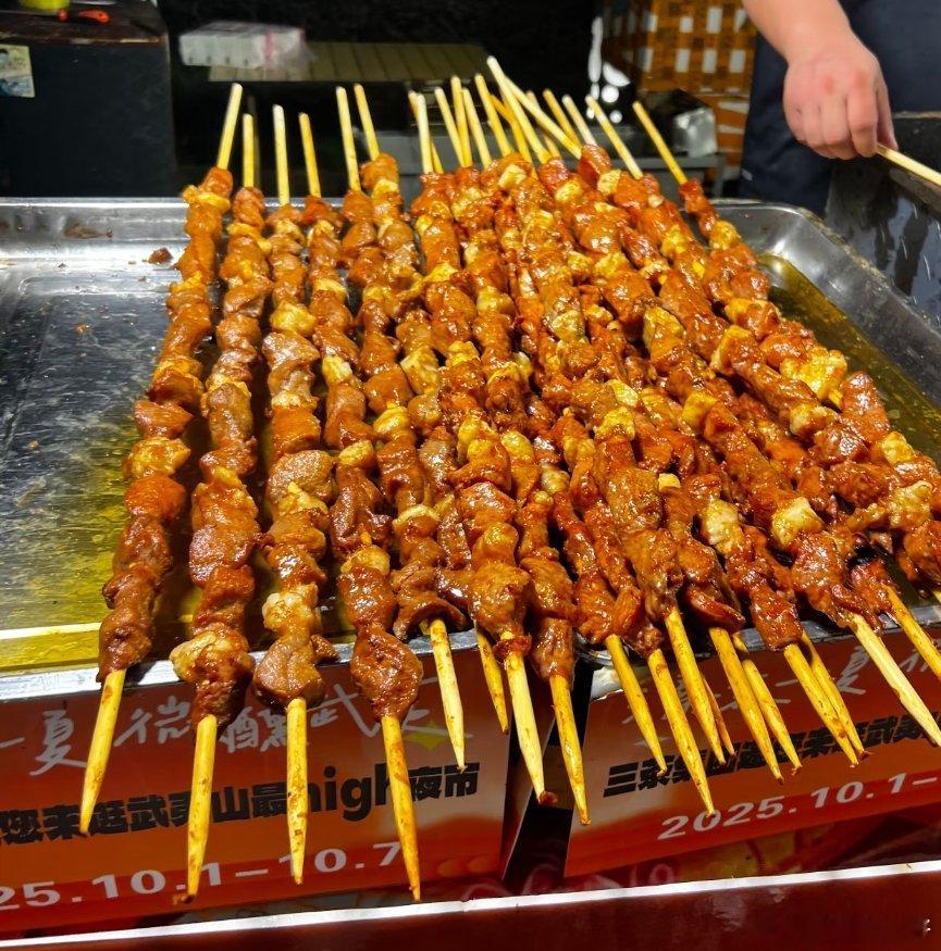驴肉火烧 猪肉其实我早就知道了。就像之前报道那些自助烤肉的牛肉其实是鸭子肉。还有