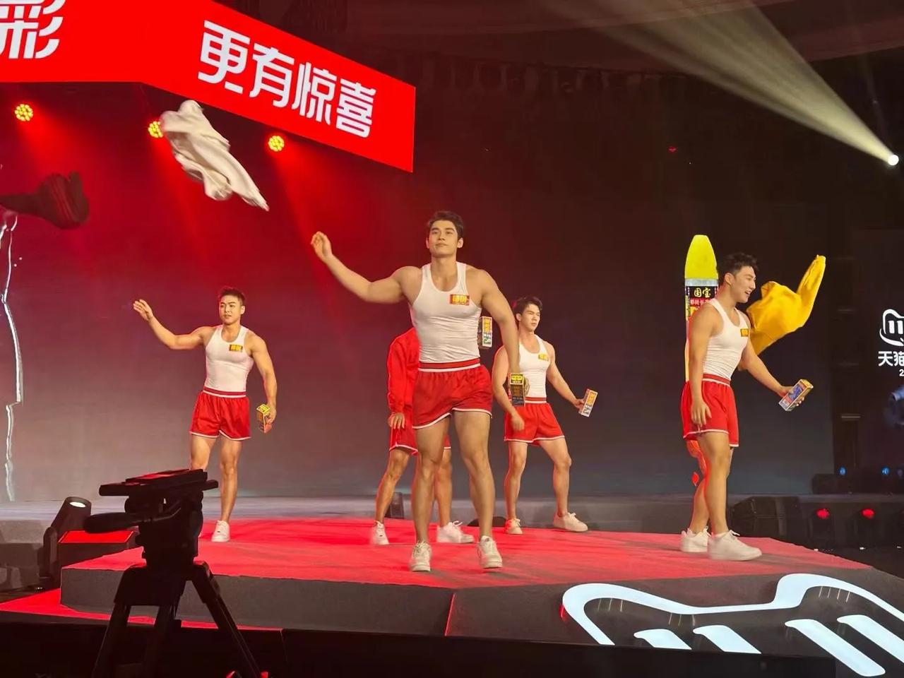 “质疑椰树，理解椰树，成为椰树
​从被质疑“物化”性别到直播圈的现象级。”第一现