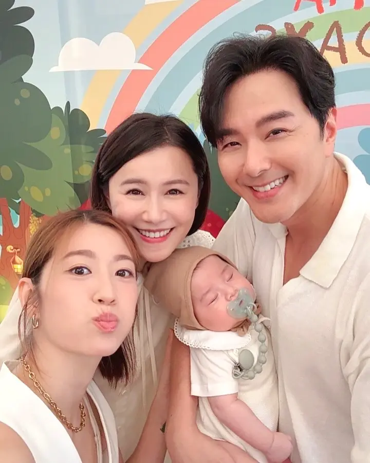 陈自瑶在好闺蜜黄翠如BB百日宴。