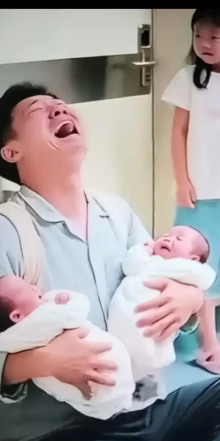 刷到一段让人又好气又好笑的视频：产房门口，一个男人正蹲在墙角崩溃大哭，眼泪混着鼻