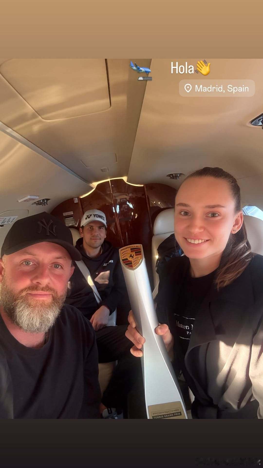 莱巴金娜乘坐私人飞机🛩️前往马德里在斯图加特夺冠的莱巴金娜和双教练在私人飞机上