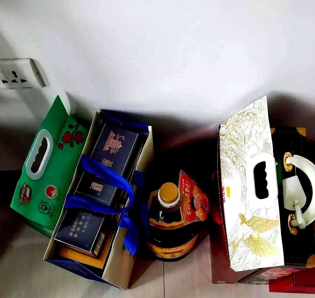 年初收了几条好烟，自己不舍得抽，琢磨着找个熟人换成钱。
结果呢？
拿去朋友店里一