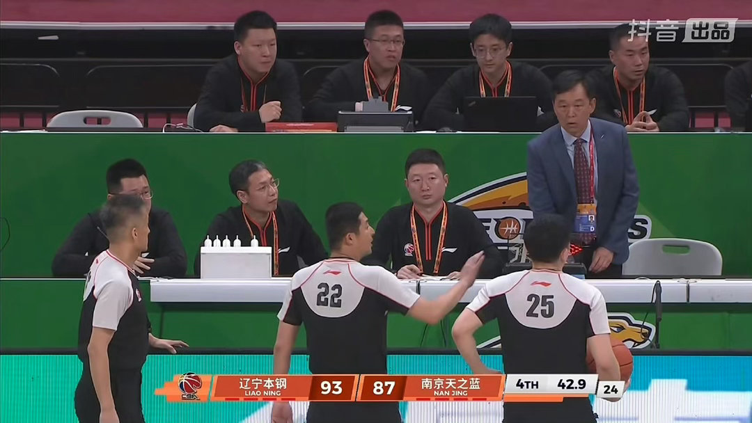 末节惊魂！辽宁男篮险胜南京同曦，最后42.9秒争议判罚引爆全网，球迷怒批裁判“眼