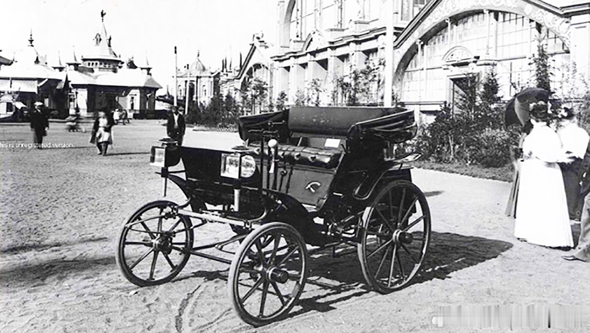 1896年7月14日，俄罗斯首辆汽车在下诺夫哥罗德举行的第十六届全俄工业与艺术博