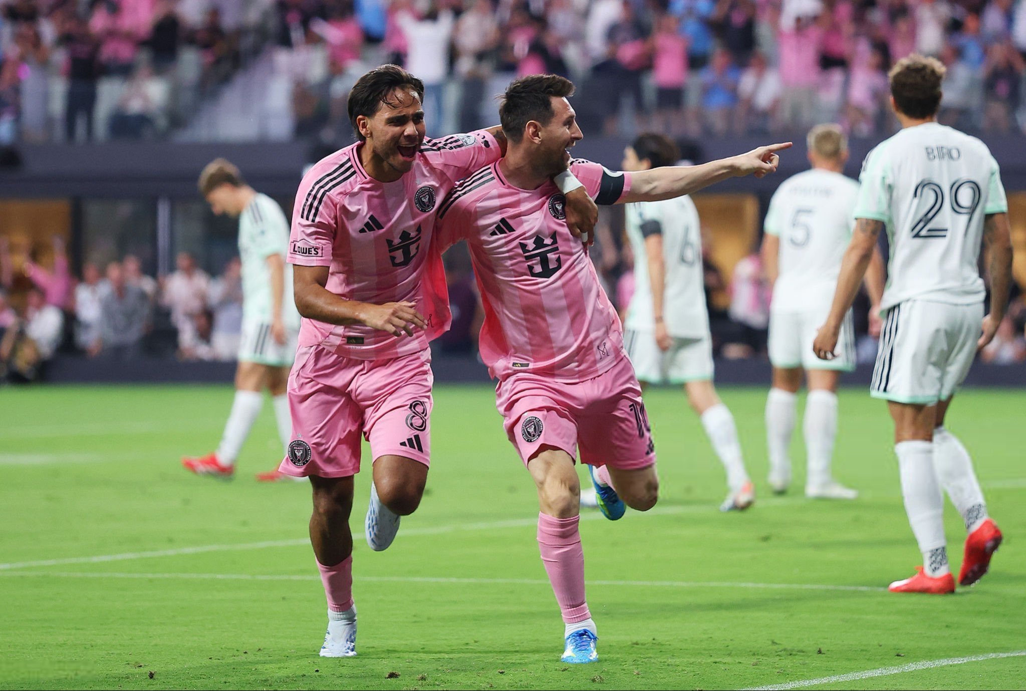 半场比赛结束，迈阿密国际暂时1-1战平奥斯汀，梅西头球扳平比分！迈阿密国际vs奥