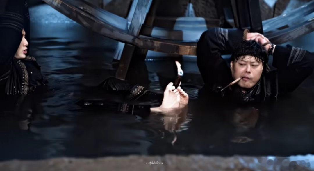 张新成完全脚艺人来的在狭窄的积水环境完成一连串动作，也就海盐能想出这么奇特的自救
