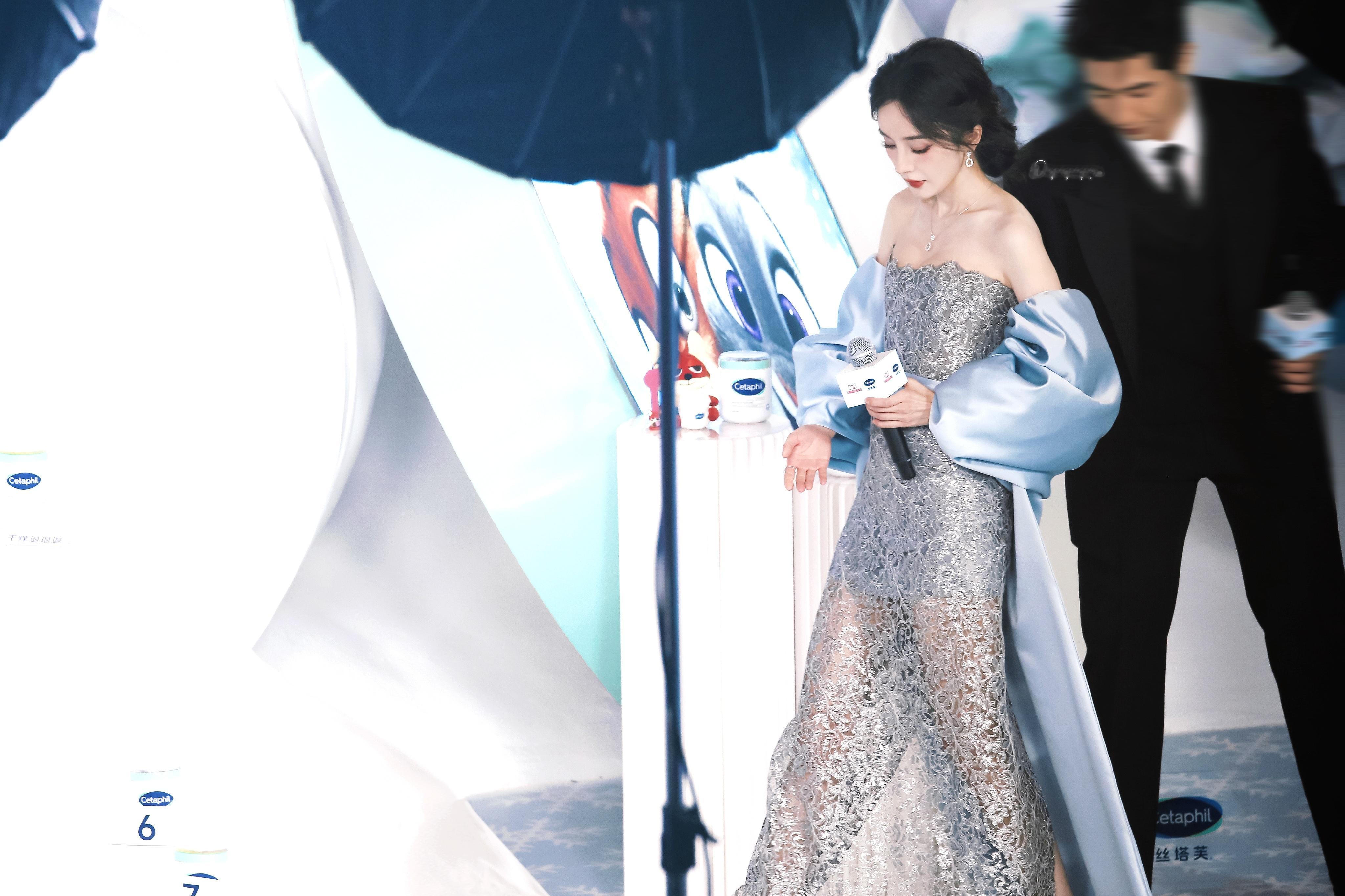 251204 上海 丝塔芙 “我期待的不是雪而是有你的冬天” 杨幂蓝色镂空裙