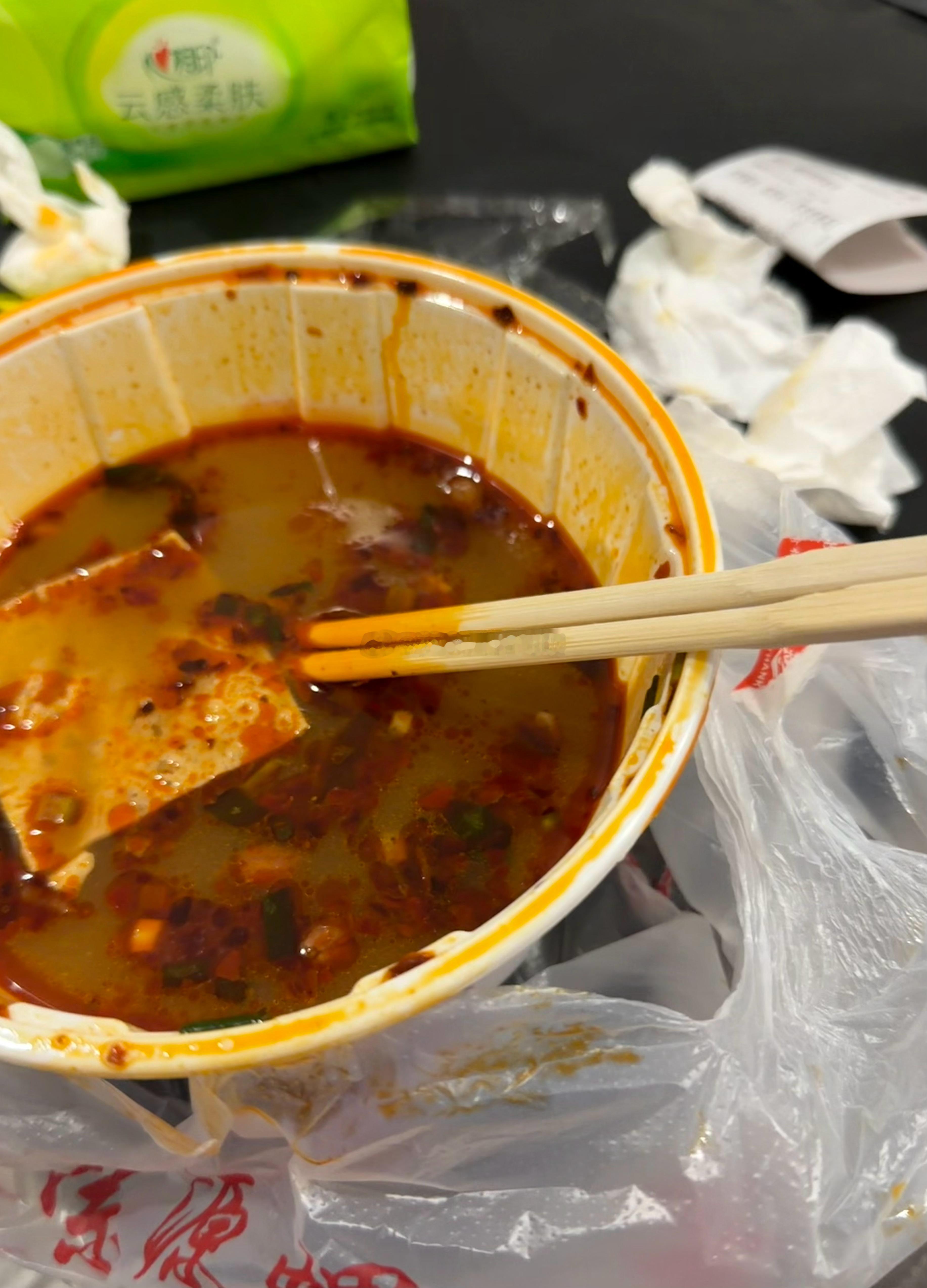 全网都打起来了我想去凑个热闹但是低头看着纸箱子上的‘拼好饭’外卖一个吃拼好饭的我