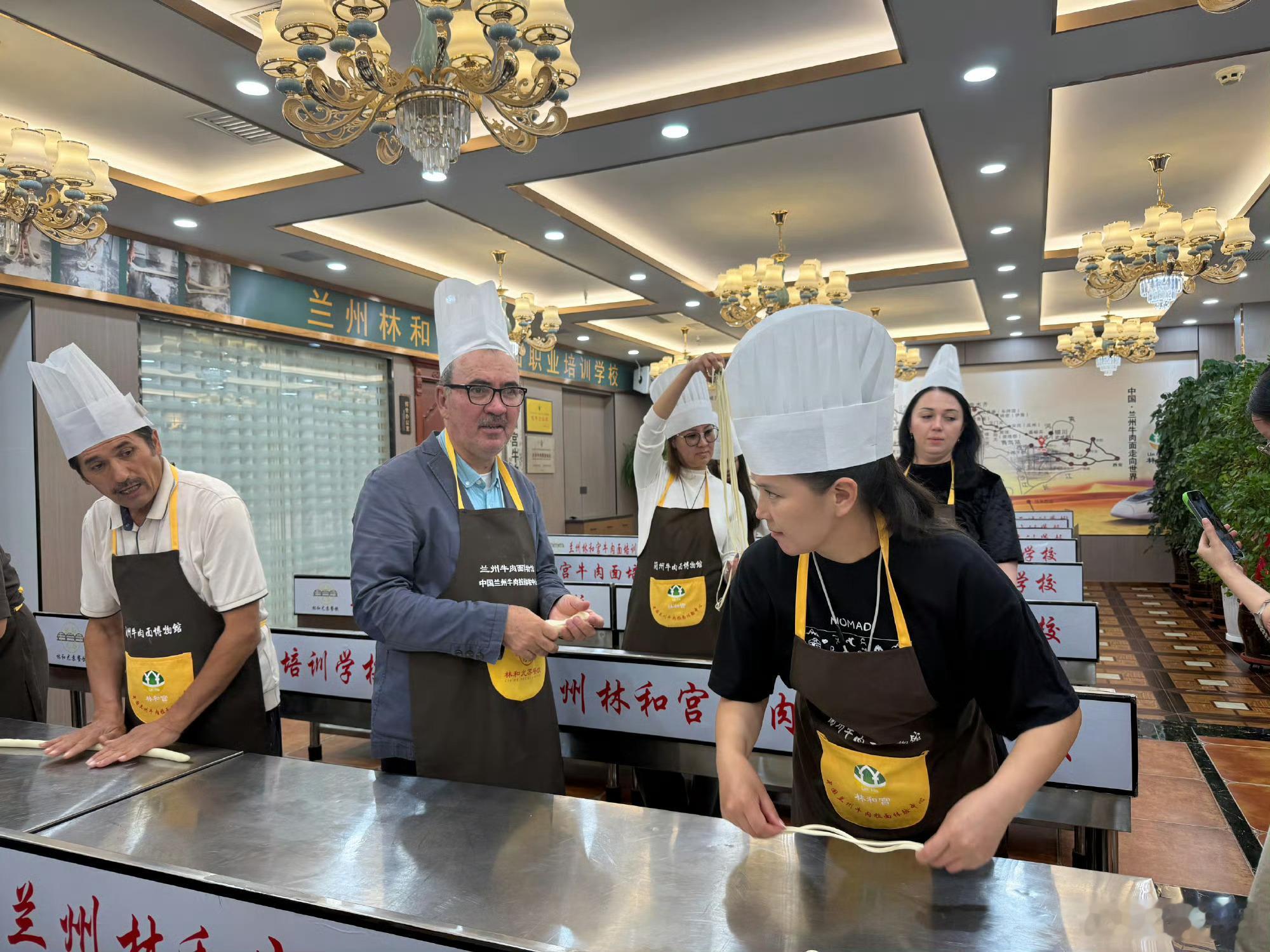丝路重镇的美食外交  外媒共话兰州牛肉面文化外媒走进兰州牛肉面博物馆 六大洲23
