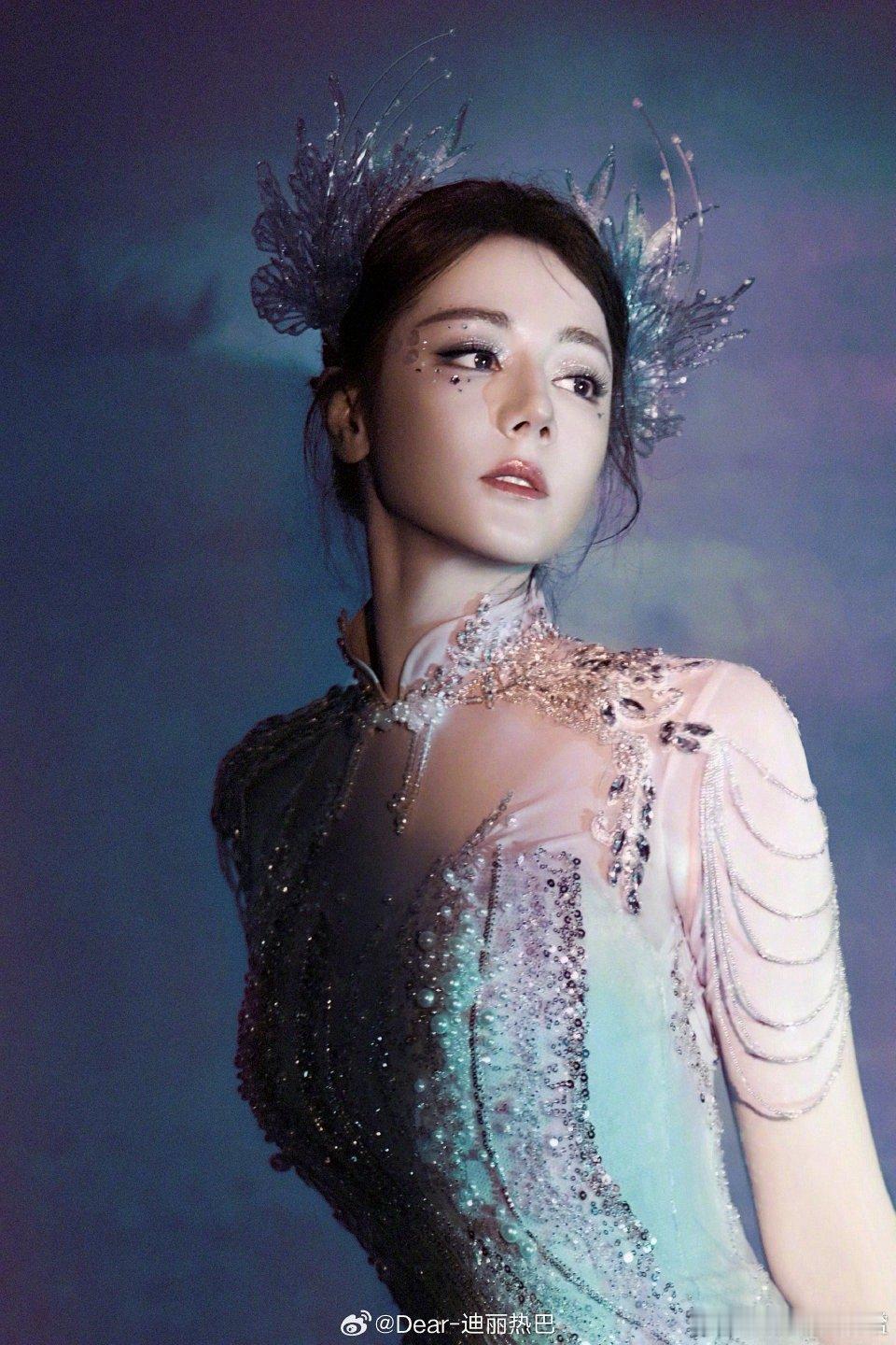 谁给迪丽热巴化的妆感觉像是蓝色妆容和光线的问题，还是很美的！