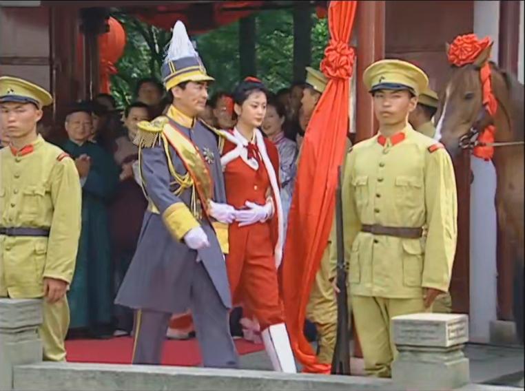 现在才发现陆振华喜欢角色扮演，就连结婚都让人穿骑马装。
#情深深雨蒙蒙#