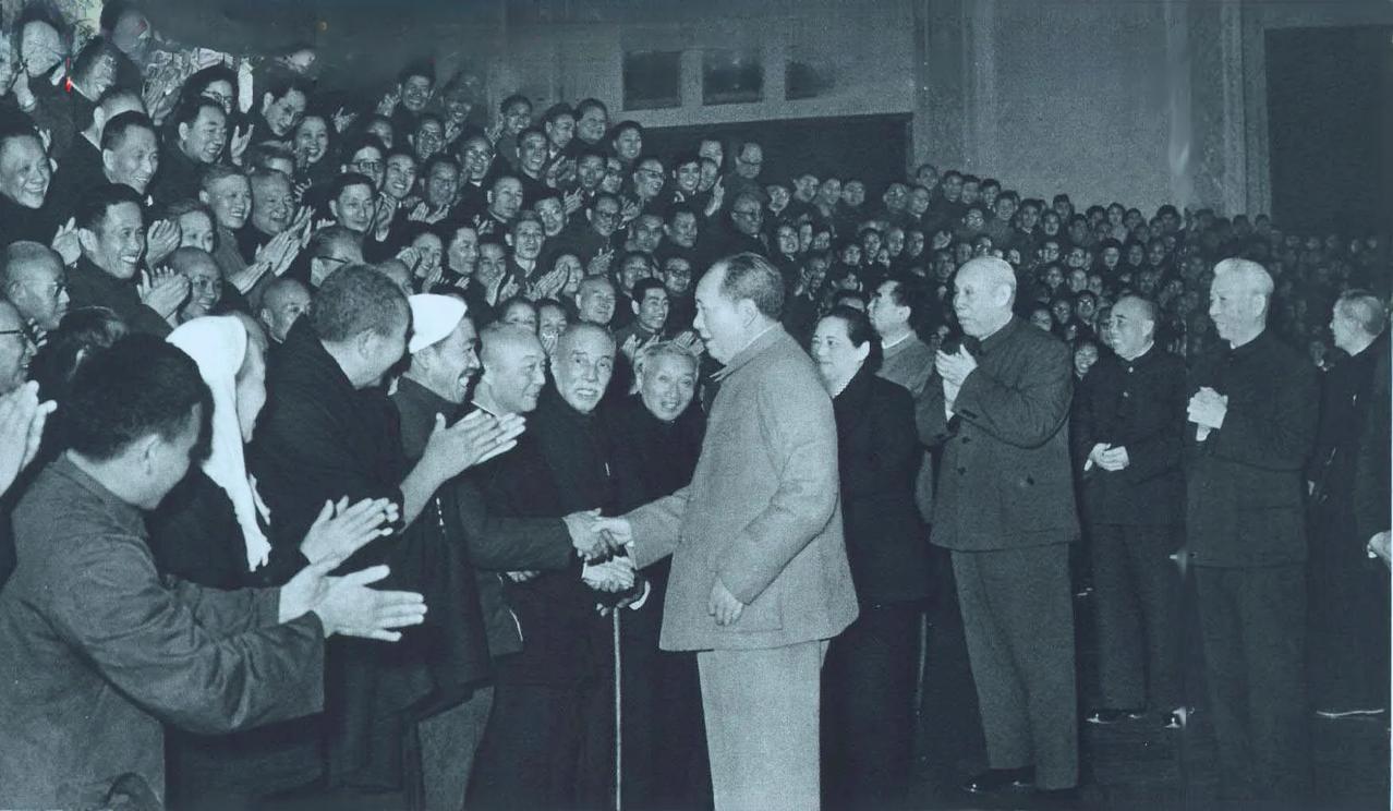 1965年1月4日，毛主席亲切接见了出席第三届全国人民代表大会第一次会议的全体代