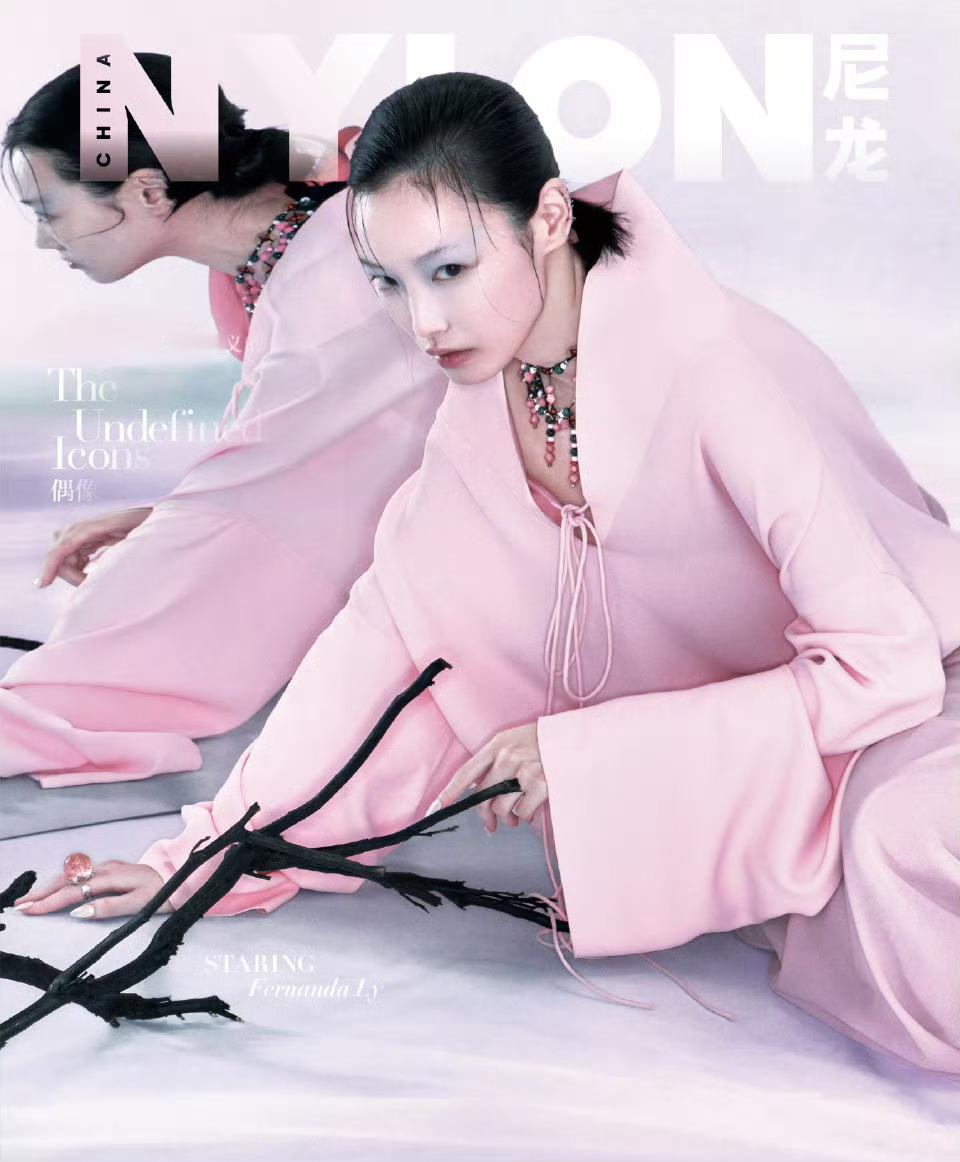 NYLON尼龙十一月刊亚洲超模破次元同框在 NYLON 十一月刊的失序童话中，她
