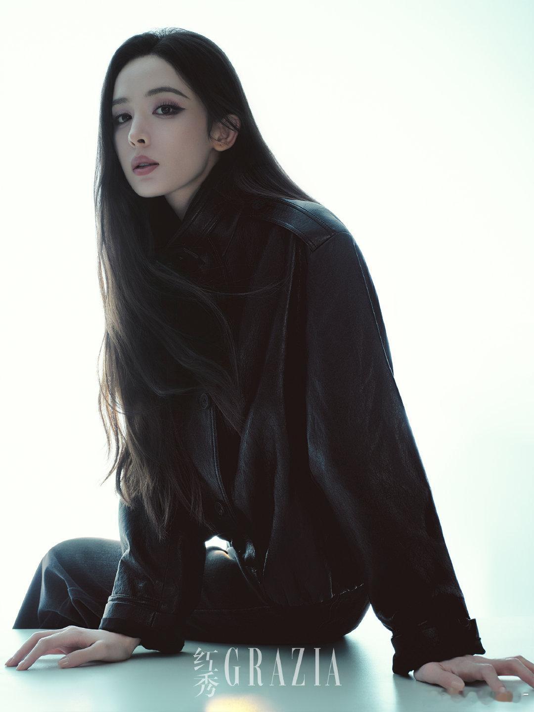 娜扎金发像童话出逃魔女娜扎金发冷冽感蓬松毛绒外套搭配漫感金发，把复古魔女的破碎氛