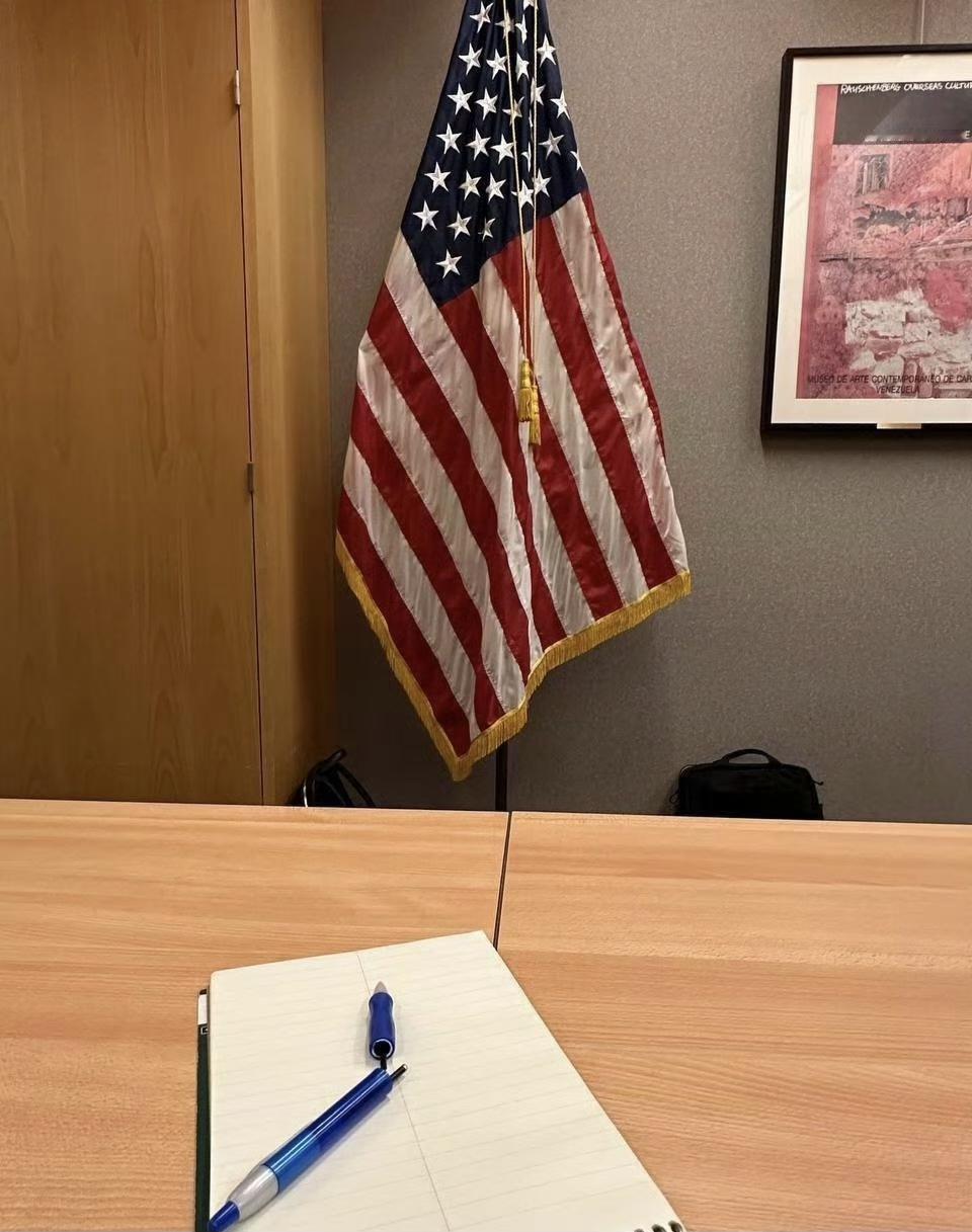 在日内瓦与美国代表团进行紧张会谈期间，乌克兰代表乌梅罗夫折断了一支笔，居然如此暴