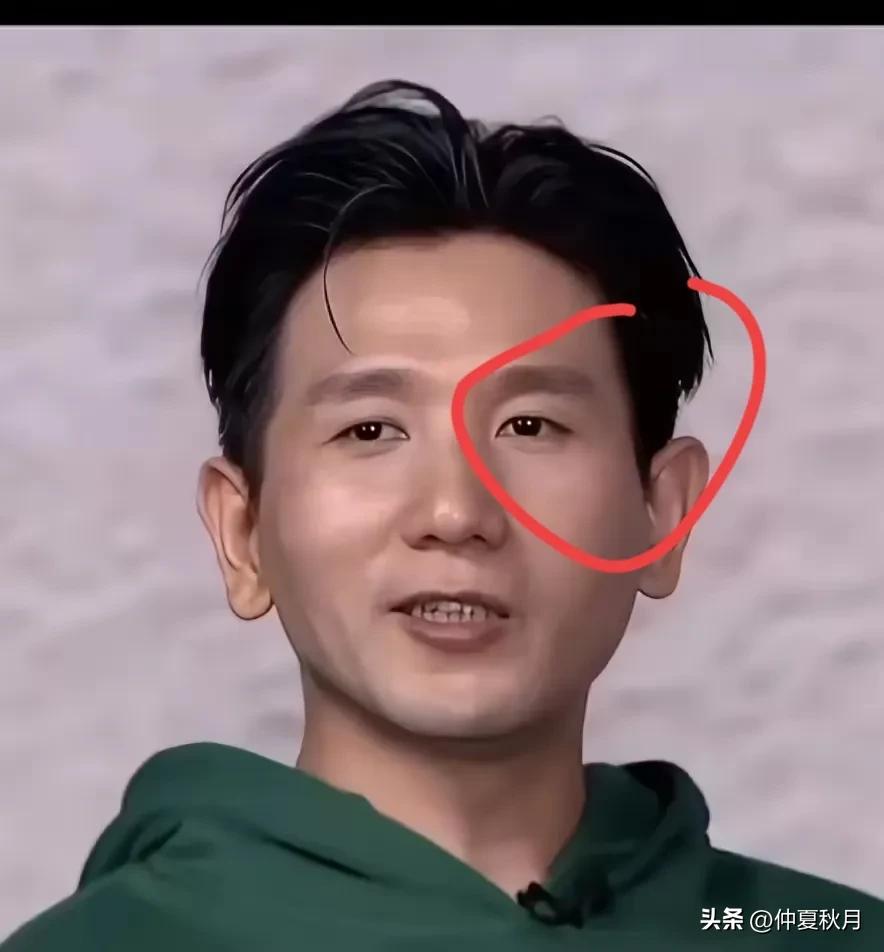 大半夜刷微博被粉丝催分析赵丽颖！

咱先说说赵德胤这面相——眉毛稀稀拉拉，眼窝凹