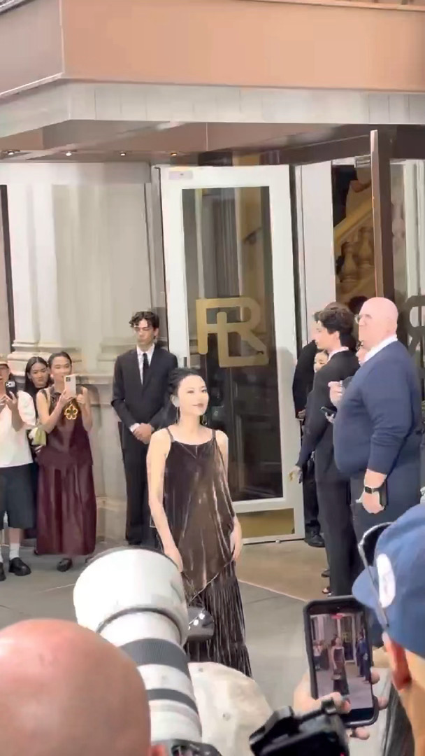 纽约街头偶遇高圆圆纽约街头路人偶遇高圆圆，脱离秀场镜头的她氛围感依旧拉满😂，私