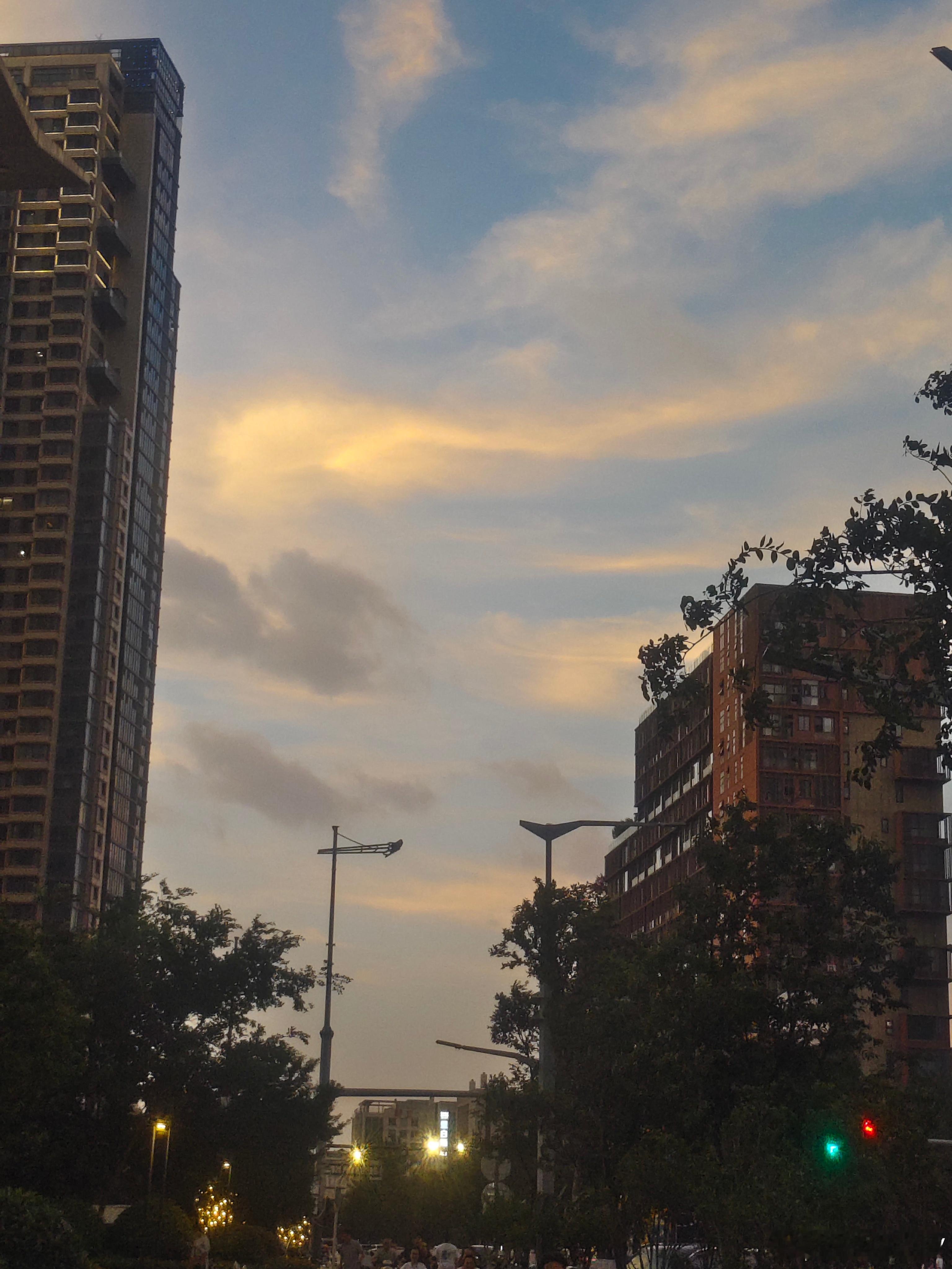 今晚的夜色挺美的