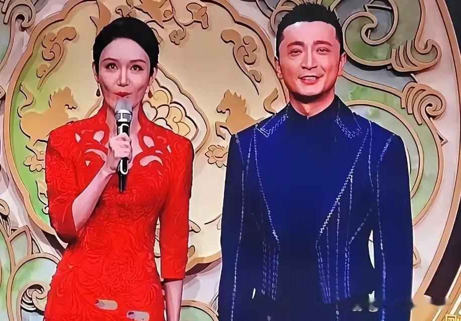 龙洋主持时眼神总向上瞟。
网友说，这主持人是不是不敬业。
十三年前她刚接手《诗词