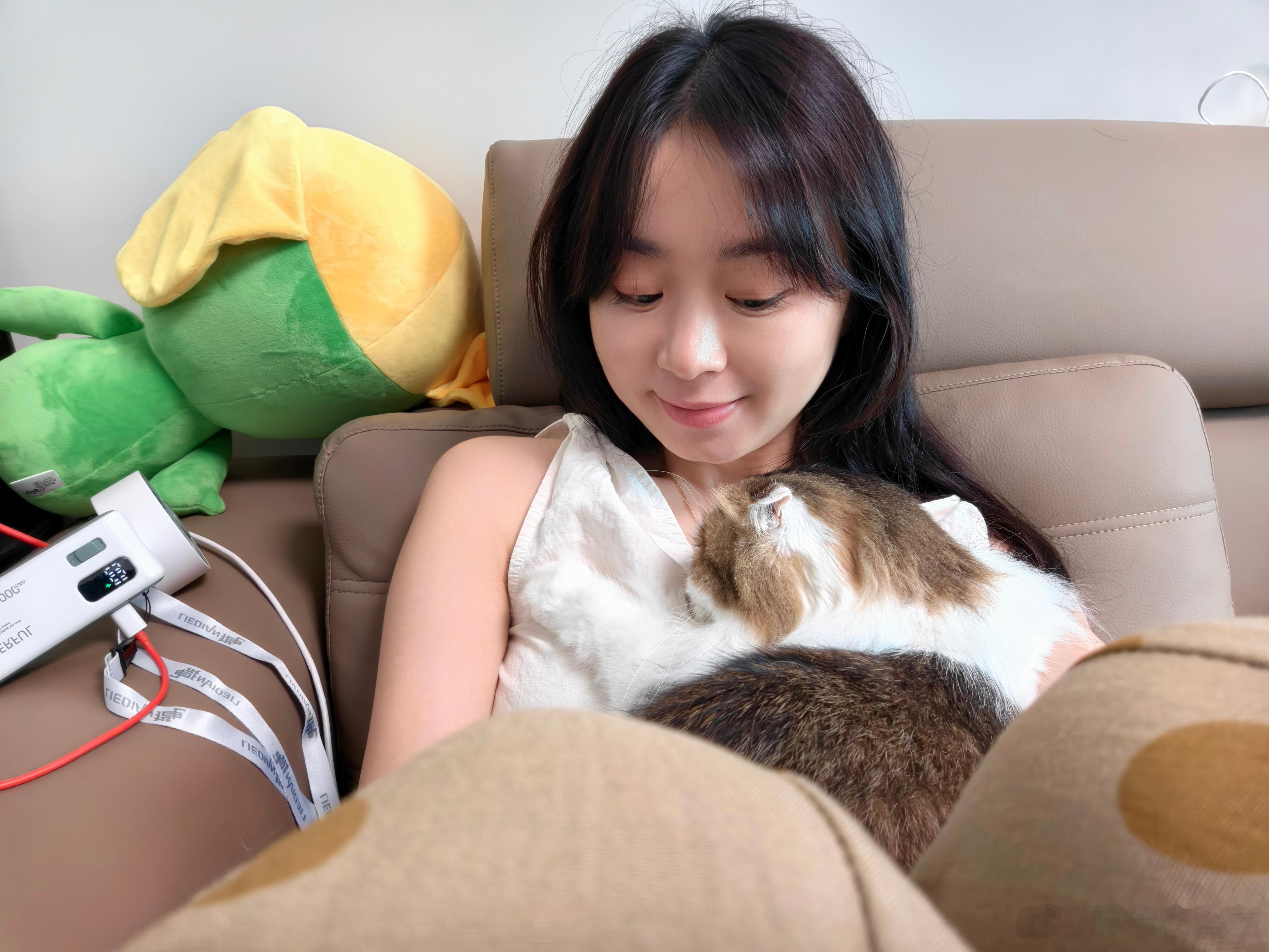 中年少女的四大爱好，独处、买衣服、养花、带猫！