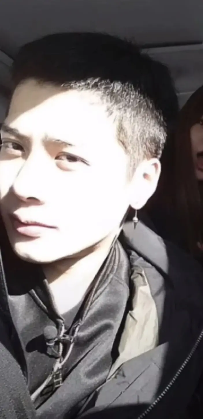 不好意思 哥们儿寸头也帅。