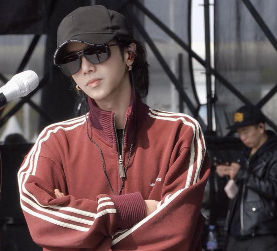 内娱独一份实在，

华晨宇12年演唱会不涨价还捐钱

这样的歌手真的太难得

别