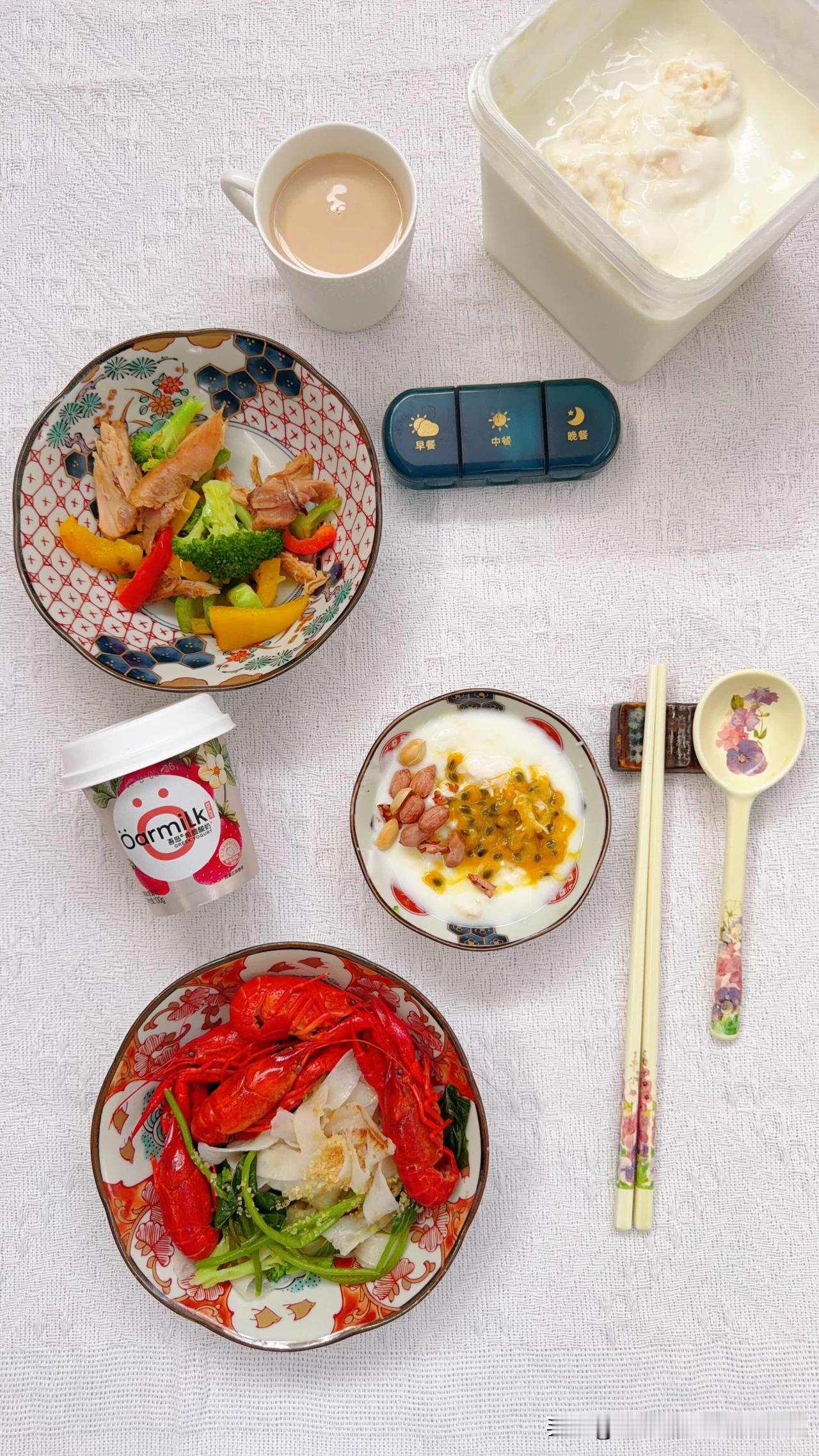 小龙虾蔬菜鱼面，小麦胚芽，西兰花彩椒鸡肉，奶皮子酸奶百香果。花生希腊酸奶加餐。奶