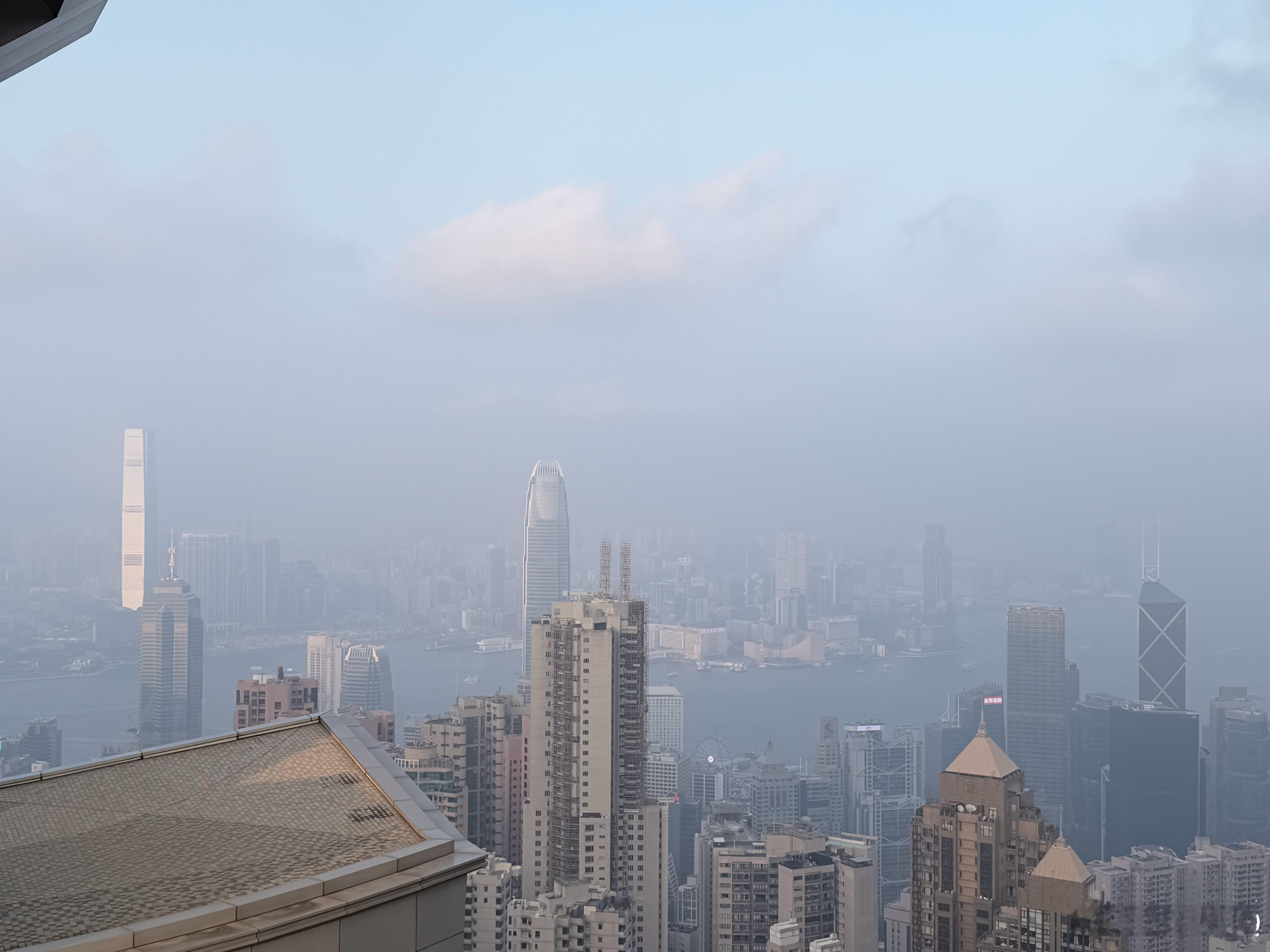 昨天香港短袖冻的我瑟瑟发抖今天深圳也有点儿降温北方人的厚衣服终于派上用场了 香港