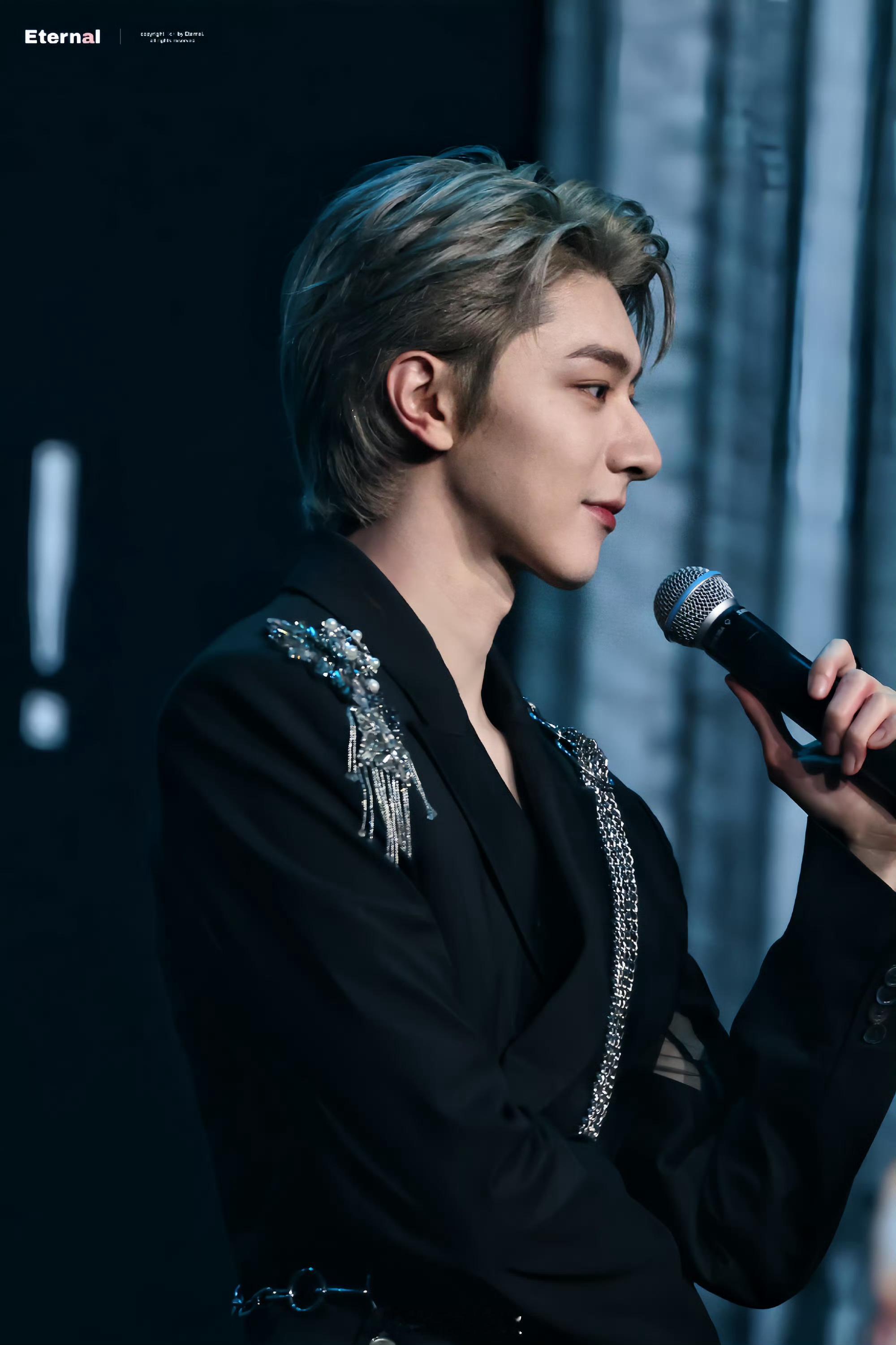 林一顶级走秀身材林一走秀跟说话完全是两个人187cm的顶级配置，走秀是冰山男神，