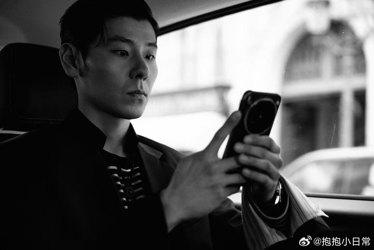 蒋奇明状态 谁被蒋奇明的看秀造型戳中了，利落背头+经典黑西装，状态轻松自在，帅得