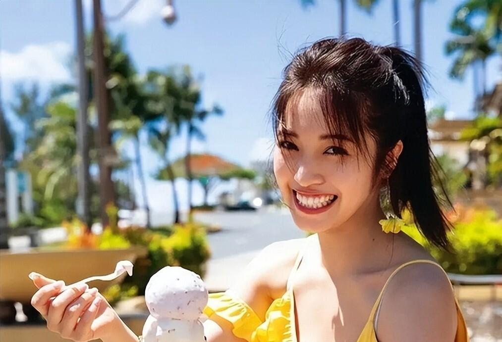村岛未悠在社交账号上贴出自己的上班时间表时，语气平静得像在通知粉丝自己换了家便利