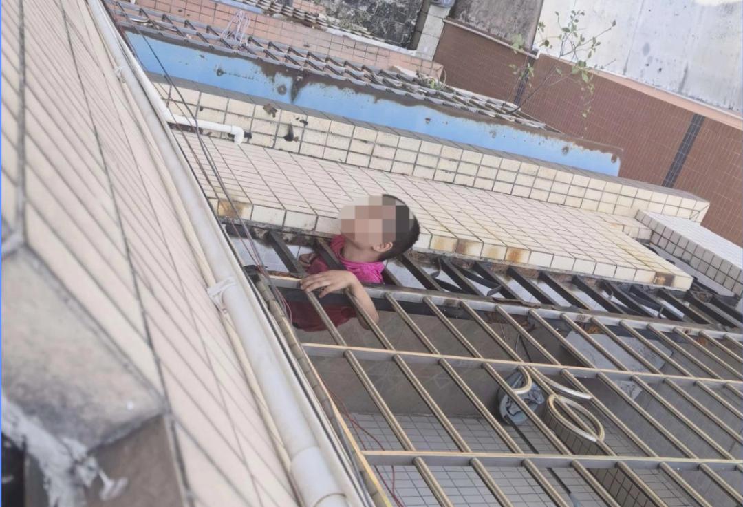 惊险一刻！清远龙塘5岁男童头被卡防盗网

孩童天真好动，居家隐患常藏细微之处。9