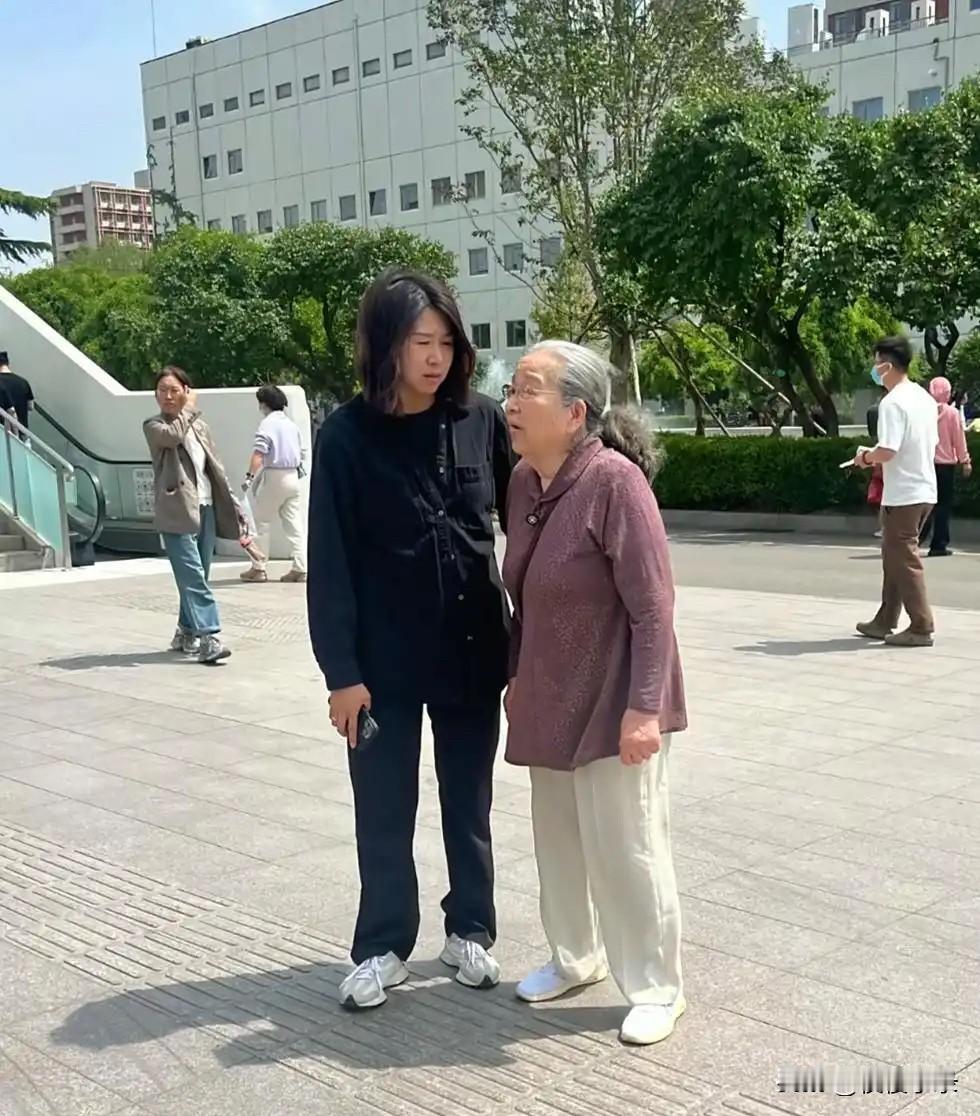 89岁李明启现身北京医院看病，打扮干净整洁，弓着背走路显苍老。当天李明启的穿衣打