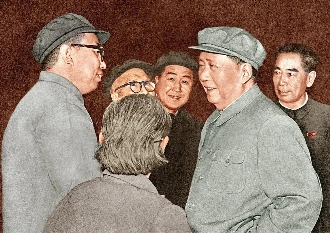 1968年，毛主席和周总理在天安门城楼接见了从湖南风尘仆仆赶来的华国锋。那时，毛