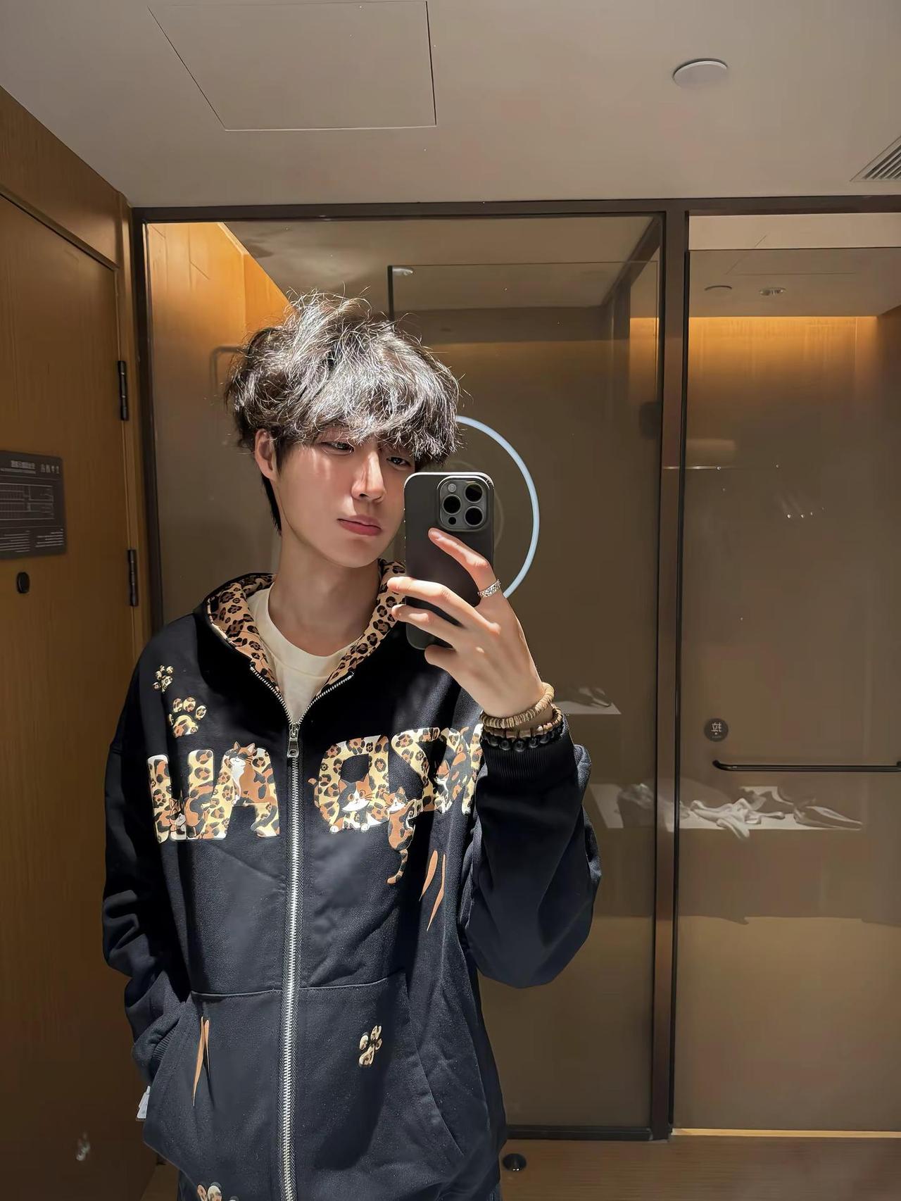 在我最冲动的时候你犹豫了 还好你犹豫了 浅尝辄止 是命运轻轻的放过了我