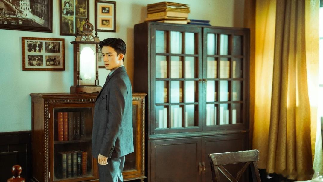 王星越在探案这条路上走到民国了王星越这民国探案气质绝了！《暗影侦探》赶紧追起来！