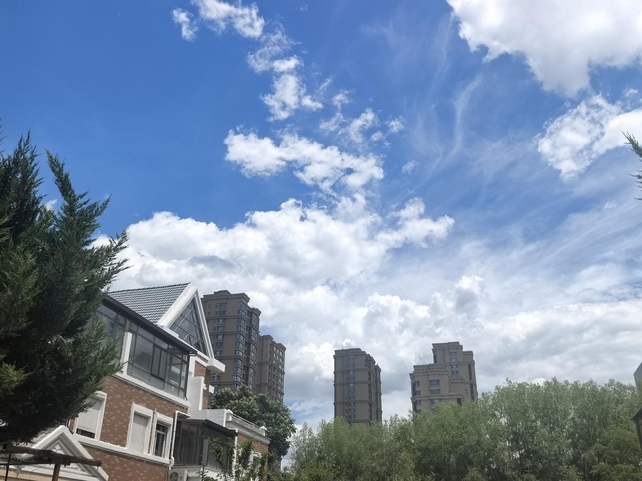 抬头仰望，天空像被细心擦拭过的蓝宝石，澄澈通透。几朵白云悠然飘过，蓬松柔软，仿佛