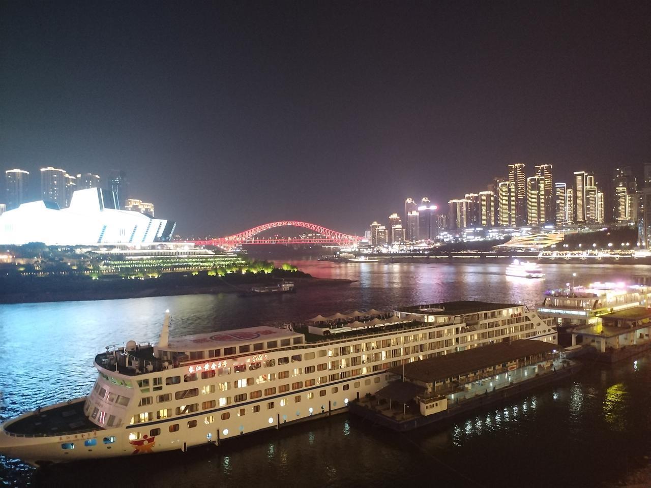 嘉陵江和长江交汇处，江面很是宽阔。游船众多，并且河道运输也发达。凭借低廉的运输成