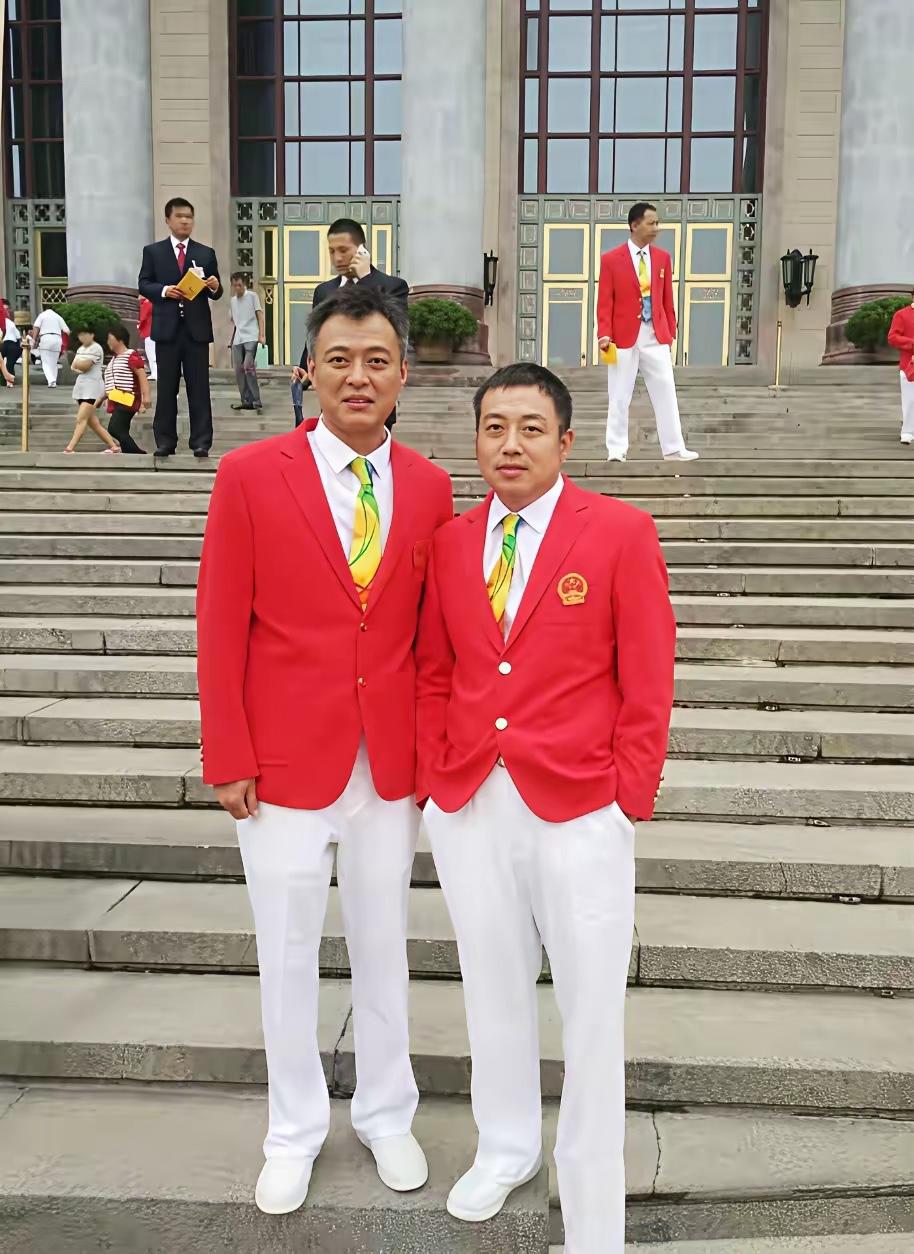 我敢打赌，能把这两位全部认出来的，绝对是一个体育圈的高手，我立即拜你为师，绝不反