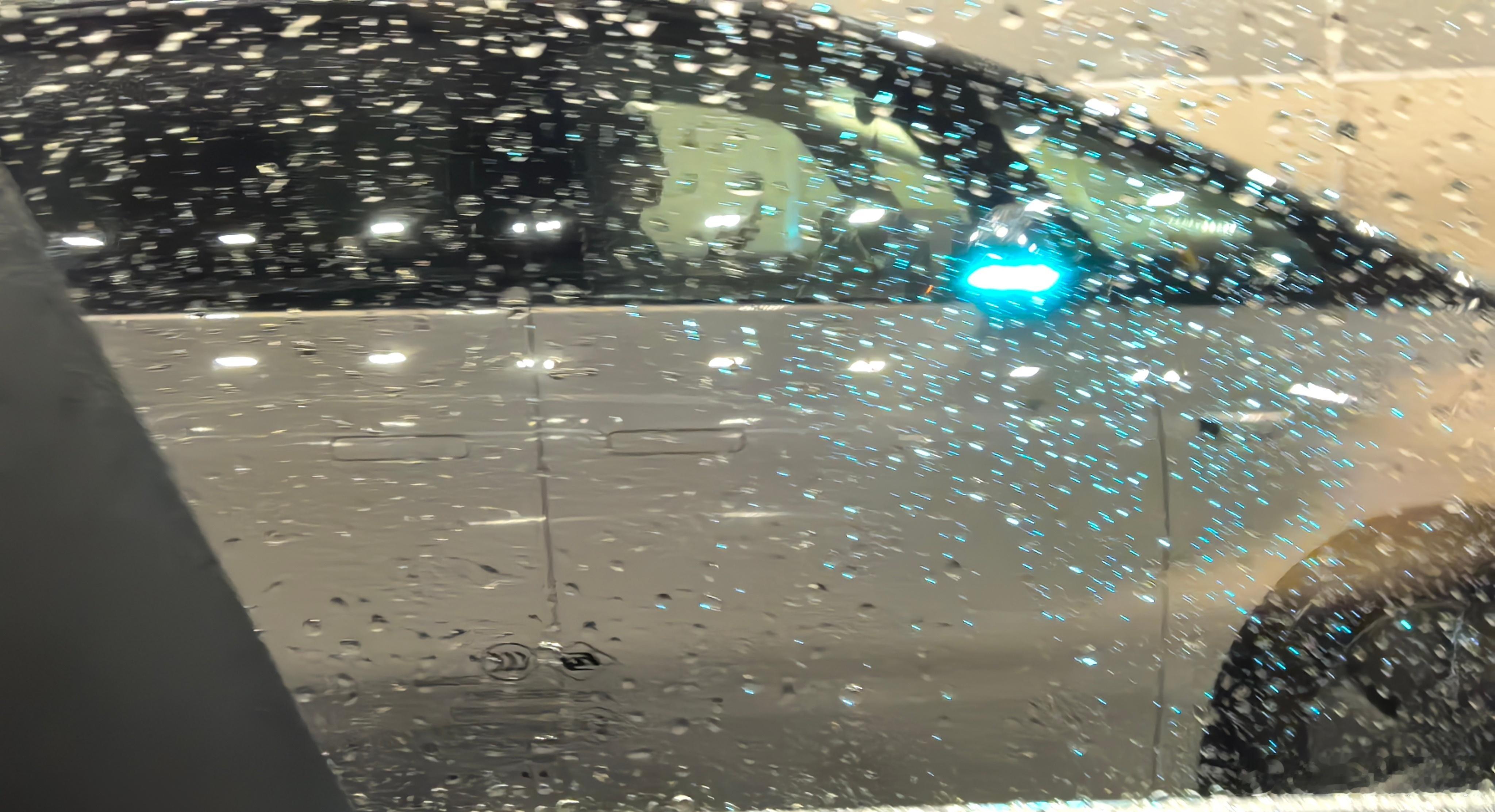 遇到一辆某知名车型，开车不要玩手机哦~说实话，这种行为跟厂家宣传其实没有太大关联