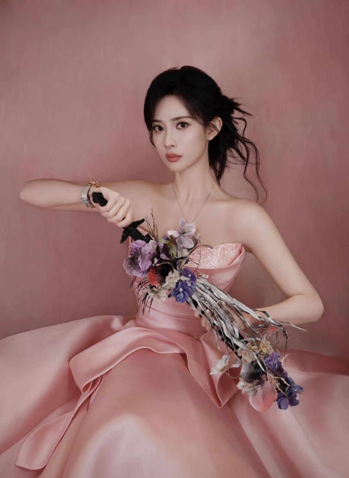 孟子义这一身粉色缎面长裙，简直是把浪漫穿在了身上！温柔的粉色衬得她肤若凝脂，宛如