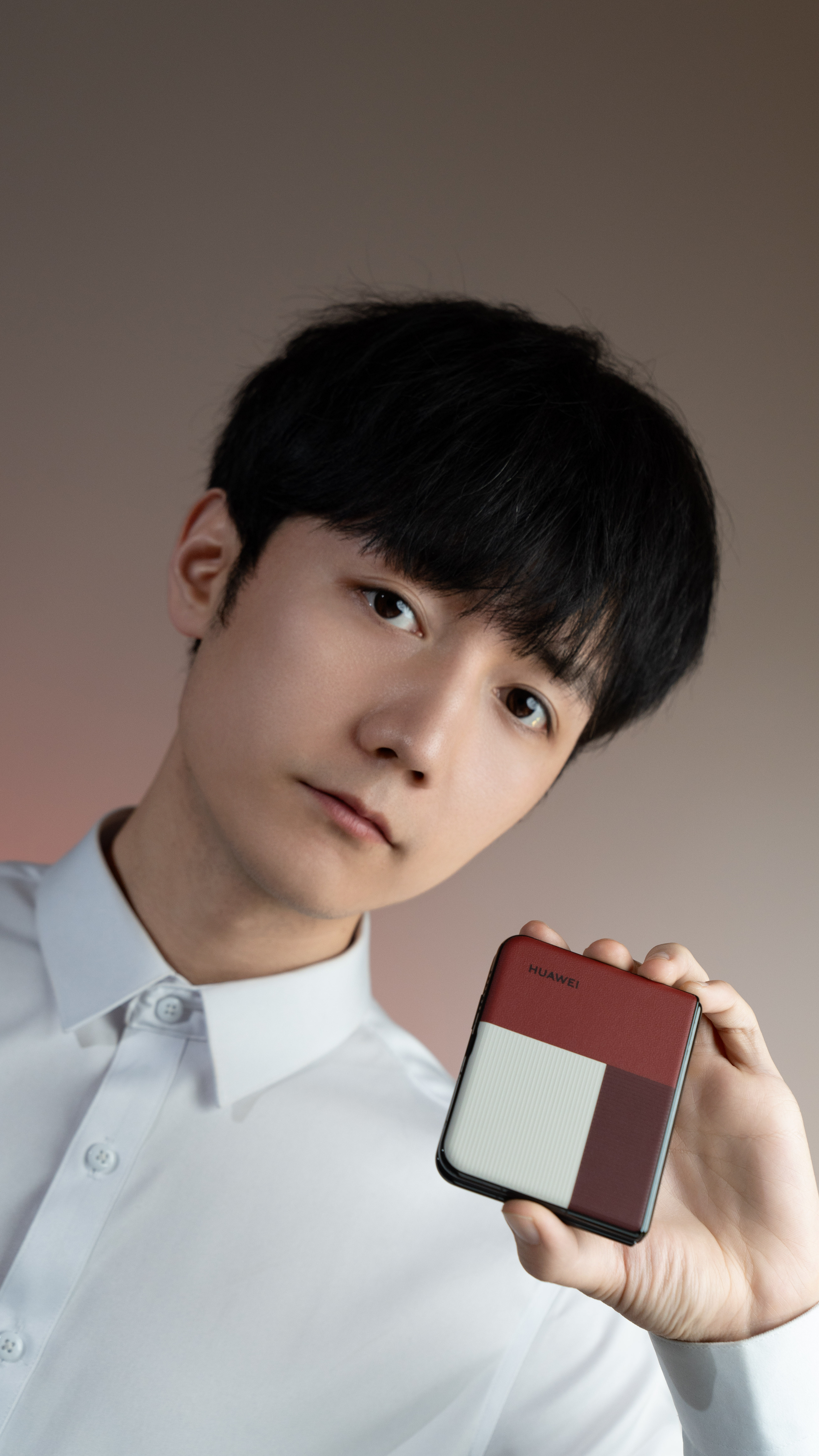 通勤路上想追剧/看文件，小屏幕看得眼睛酸？别忍了！华为PuraX折叠屏一开一合，