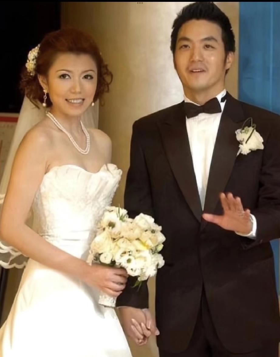 蒋万安称自己是亘粉，原来他把太太石舫亘视为偶像。
石舫亘出生于宜兰的小康家庭，她